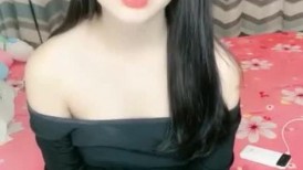 气质尤物女神美少女3，外表清纯甜美，连体开裆黑丝袜，被炮友苦瓜插穴，张开双腿一顿抽插