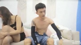 穿胸衣的好身材御姐 白嫩软软，前凸后翘屁股狠丰满 跪爬销魂姿势迎合鸡巴抽插 骑上去驰骋抽送啪啪拍打深入
