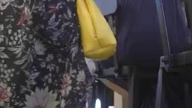 抄底奶茶店灰色包臀短裙极品学妹 香艳薄窄内陷入缝隙 相当诱人 感觉一顶就能滑进多汁蜜穴 肉肉包裹