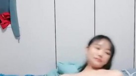 以前是校花的美艳少妇被小哥调教成了淫娃母狗，全程露脸激情啪啪给狼友看，深喉大鸡巴69舔逼无套抽插草她嘴