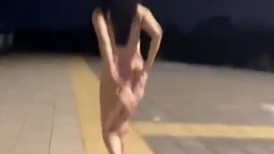刚到这个地方，左边空地走出来一对中年夫妻，车就停在斑马线这里，对视一眼应该他们也是来这里寻找刺激吧，急匆匆的开车走了
