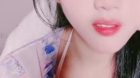 可爱的小女人露脸一个人在家放飞自我，全程露脸大秀直播，性感脱衣艳舞诱惑，揉奶玩逼道具抽插肛塞呻吟可射