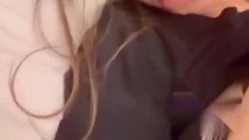 小伙下药迷翻美女同事玩了一下她的B怕担责任没敢操