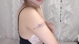 床上的极品诱惑御姐少妇高颜值大秀直播，全程露脸给大哥舔弄大鸡巴深喉，各种姿势道具蹂躏骚穴，浪叫呻吟