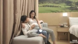 漂亮小姐姐 哦草你的逼怎么这么大 放屁都说我逼紧我是阴唇大里面粉的 身材不错人美逼遭罪被小哥一顿猛操分享找鸭的经历