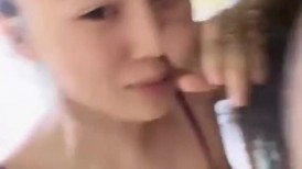 性感吊带睡衣，淫荡小骚货，约炮操骚逼，抓起大屌舔吸，骚逼饥渴难耐，主动骑乘位，喜欢边操边被揉奶
