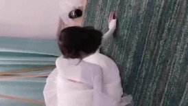 极品人妻NTR 新婚之夜哥哥邀请弟弟玩自己的娇妻！绿毛龟在一旁看着婚纱娇妻被无套后入狂艹 (1)