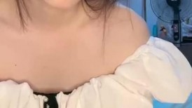 清纯文静新人美女，强烈要求秀一秀，全身粉嫩，美乳粉穴，翘起屁股特写，自摸小骚逼