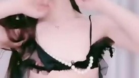 ❤纯欲系甜美少女，JK装丁字裤，扭腰摆臀诱惑，黑丝美腿，震动棒插穴，疯狂揉搓，爸爸骚逼好爽
