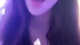 36D巨乳尤物美少女，一对豪乳又大又软，骑乘位被炮友操，大奶晃动，自己动闭眼享受，射太快貌似满足不了