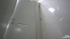 屌丝男潜入单位女厕偷放设备偷拍 女同事尿尿可惜厕所位置太窄放得有点高