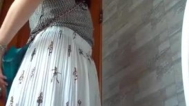游乐场女厕全景偷拍极品长裙美少妇的无毛馒头B