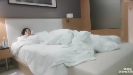 这么漂亮诱人的极品高颜值御姐赤裸裸躺在被窝里 立马欲望沸腾扑上去抠逼揉捏，这大白腿张开骑乘啪啪呻吟