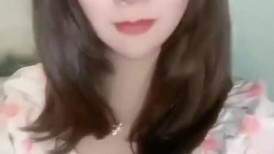 黑丝伪娘贴贴 老公射嘴里 啊操烂我操死我狗逼 撅着屁屁被被大鸡吧小哥猛怼 骚叫不停 口爆吃精