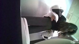 韩国高校女厕偷拍 几个漂亮学妹尿尿马尾辫美女把内裤退到了裤脚仔细擦性感屁股