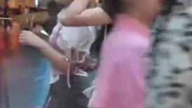 高颜值极品面容精致短裙美女 内裤陷入B缝 淫水浸湿了阴户 露脐小上衣胸罩尽收眼底 小骚货