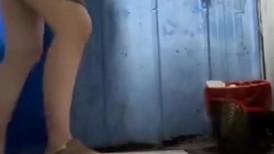 七月最新砍人收费裙流出 大排档全景偷拍尿急的少妇还没走到蹲坑就开始提裙子开尿