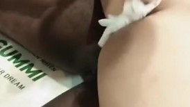 两个黑驴双管齐入3P【黑人吊毛小萝莉】各种姿势爆操小母狗，一个操穴一个爆菊，表情痛苦眼睛都睁不开了