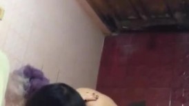 合租房冒死爬气窗偷拍小情侣洗鸳鸯浴 卧槽洗着洗着干起来了