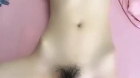 少女集中营跟大哥激情3P玩双飞，一起舔鸡巴口交玩弄，露脸撅着屁股被大哥草，无套轮草直接内射骚逼精彩刺激