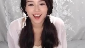 极品露脸小少妇颜值很高，跟狼友互动撩骚电动棒插进骚逼搅拌，给大哥舔弄大鸡巴吸蛋蛋，多体位蹂躏爆草浪叫