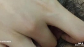 《百度云泄密》冒充经纪人忽悠大一美女脱光光 拨开鲍鱼看看是否处女