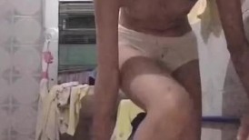 毛都还没长齐的贫乳清纯眼镜高中生真反差，在家洗澡掰逼自慰自拍