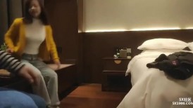 良家轻熟女 你手冰凉 我有点紧张 别紧张是不是好久没有做了 流水了好想要 我要回家 被小伙无套猛怼操