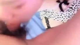 黑丝大奶美眉 慢点慢点 爽多一点还是痛多一点 爽 那就继续 上位骑乘太猛小哥哥受不了 在家被无套输出