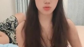 风骚妹子下海穿上情趣装诱惑狼友，听指挥玩弄逼逼给床上大哥口交大鸡巴深喉，互动撩骚淫语不断激情上位爆草
