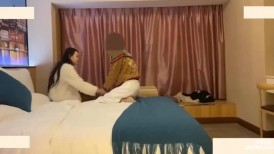 “关灯我害怕”微胖黑丝高挑美女约炮各种矫情，最后被忽悠无套中出内射
