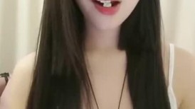 光头大叔最近约的小姐姐2， 洗洗小骚逼开干，埋头舔逼道具抽插，搞的好想要，翘起屁股扣穴后入
