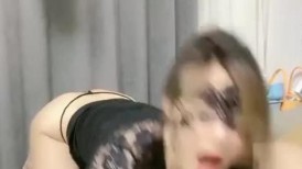 品美骚妇，逼毛多性欲望颜值高，情趣黑丝诱惑装，口交大鸡巴让小哥舔逼，道具抽插，各种姿势爆草蹂躏真骚