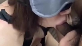 熟女人妻吃鸡啪啪 在家沙发上被黑鸡吧无套输出 内射