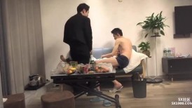 漂亮熟女大姐 哦靠我厕所都还没有上完 小伙被大姐上位骑乘霍霍没几分钟射了没来得及换第二个姿势