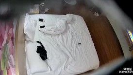 安防酒店摄像头偷拍❤️纹身小伙酒吧泡个美少妇开房过夜刚趴上没干几下就射了