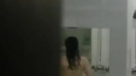 洗浴会所保安休班躲进柜子里门缝偷窥 浴客洗澡镜子可帮了大忙了完美反射