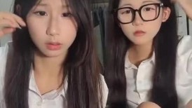 清纯眼镜美少女，姐妹花一起，一脸呆萌卡哇伊，JK装短裙，没穿内裤看嫩穴，翘起美臀，翘起双腿掰穴特写