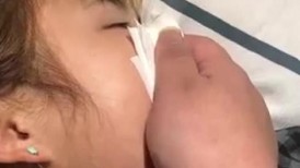 猥琐肥猪哥下药迷翻美女同事带回酒店各种道具玩弄大肥鲍啪啪