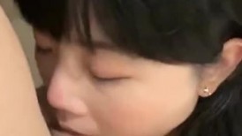 《百度云泄密》小伙和性欲旺盛的美女同事 在商场的更衣间直接开干