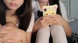 清纯眼镜19美少女2，姐妹花一起，JK装白丝袜，没穿内裤翘起屁股，跳蛋震嫩穴，水嫩多汁流出白浆