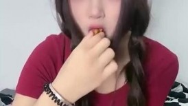 麻花辫20清纯美少女，贫乳微毛嫩穴，单腿黑丝袜，地上假屌自慰，骑乘位深插骚穴，手指插入扣弄