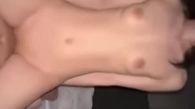 小情侣在家爱爱 妹子身材不错 奶子饱满身材苗条 上位骑乘啪啪打桩 被大鸡吧男友无套输出