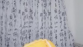 新来的大姐姐，白丝露脸跟狼友互动撩骚听指挥，脱光光激情大秀，撅着屁股求草，揉奶玩逼道具抽插浪叫不止