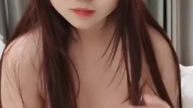 超清纯又很嫩美少女，被炮友干小骚逼，特写抓屌舔弄，第一视角抽插嫩穴，张开双腿很享受，自己揉捏奶子