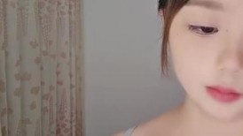 邻家大奶妹露脸精彩大秀直播，制服白丝情趣诱惑，跟狼友叫爸爸，揉奶玩逼道具抽插高潮冒白浆，精彩又刺激