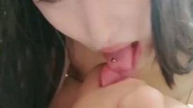 九亿少男梦新来的极品露脸美女，黑丝白虎诱惑有舌钉，舔了鸡巴吸蛋蛋看着好骚，被大哥各种体位抽插射逼里面