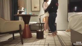 漂亮大奶小姐姐 啊啊舒服用力干我操我小骚逼 身材娇小逼毛浓密 性格不错小哥偷偷无套被发现也没有发火 很会配合