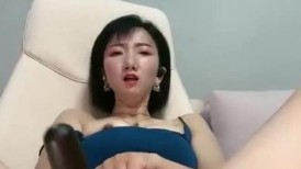 韵味十足极品美少妇，在家发骚疯狂自慰，大黑牛震骚逼，吊带短裙，边震边揉奶
