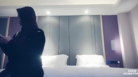 【AI画质增强】 你把手机摆这干啥_我怕你录像 悲剧！长发花臂气质美女被操完才意识到有可能被偷拍了！
